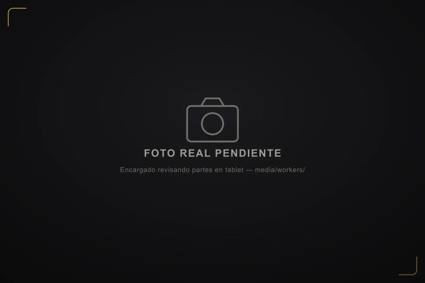 Espacio reservado para una foto real de un encargado revisando partes en una tablet